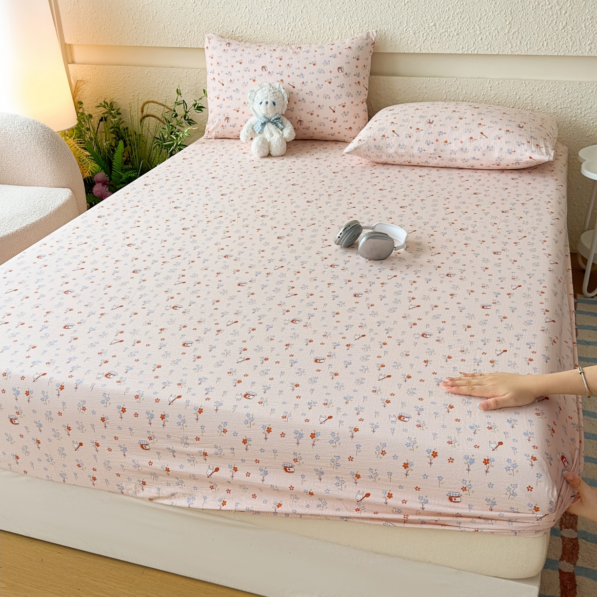 91家纺网 家纺一手货源 找家纺 麦乐迪 2025新款A类云感双层纱印花床笠 粉漾花兔