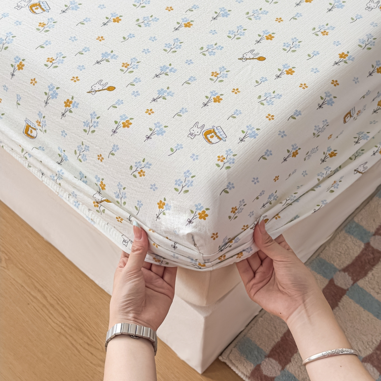 91家纺网 家纺一手货源 找家纺 麦乐迪 2025新款A类云感双层纱印花床笠 花语白兔