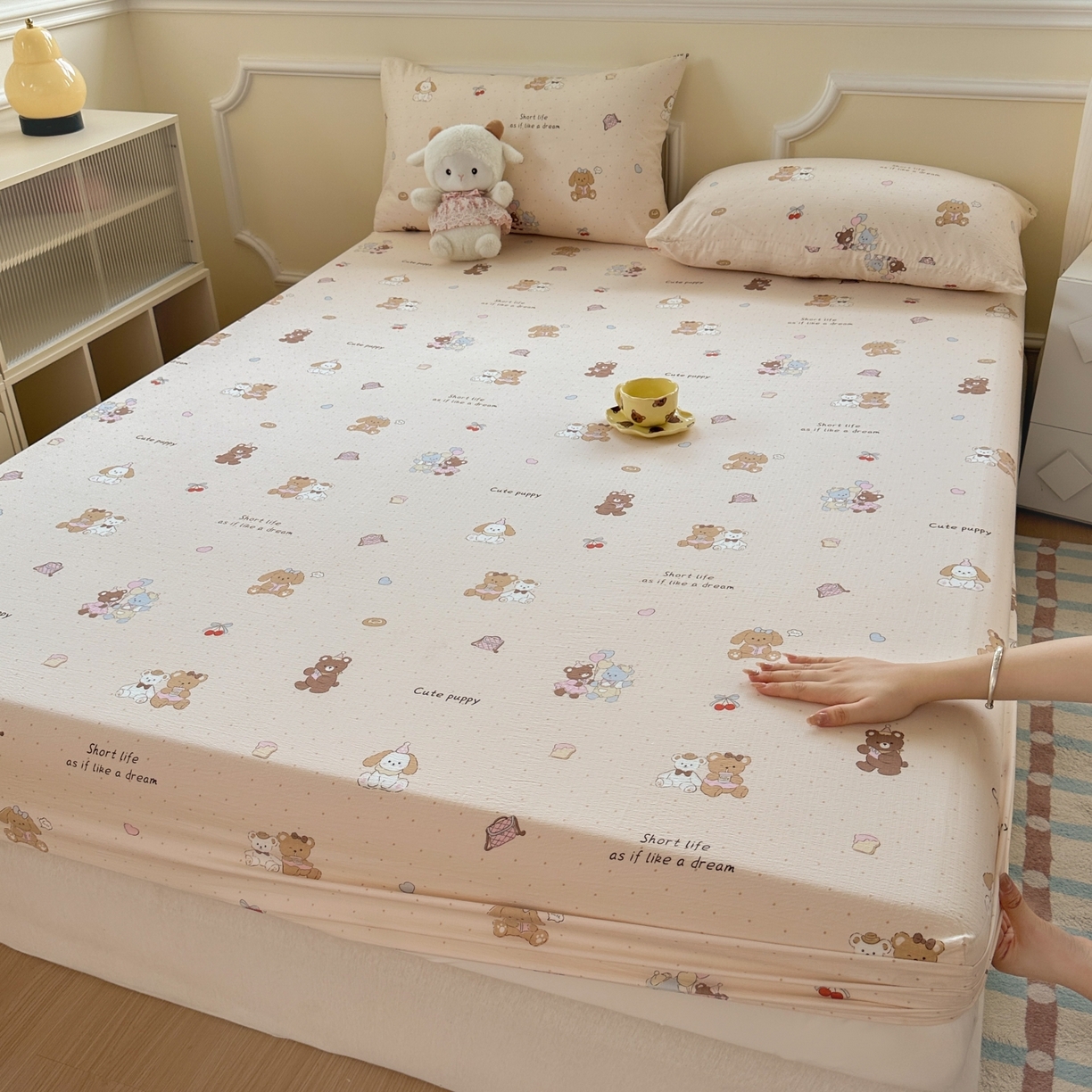 91家纺网 家纺一手货源 找家纺 麦乐迪 2025新款A类云感双层纱印花床笠 熊趣甜梦