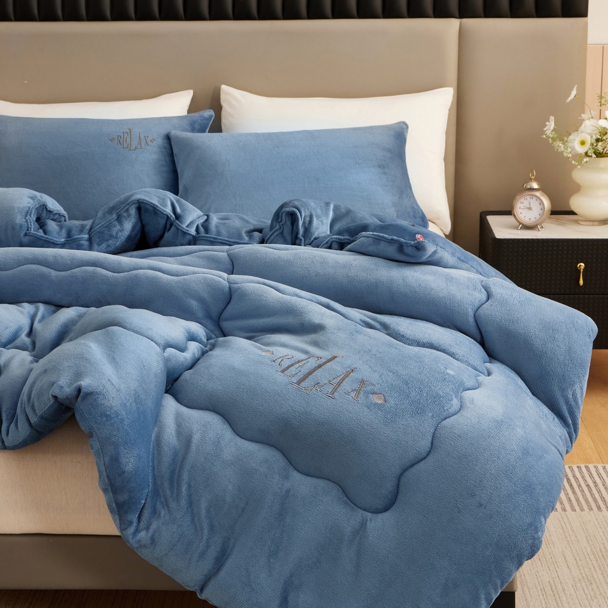 91家纺网 家纺一手货源 找家纺 百花王 2025新款牛奶绒刺绣款冬被被子被芯 蓝色