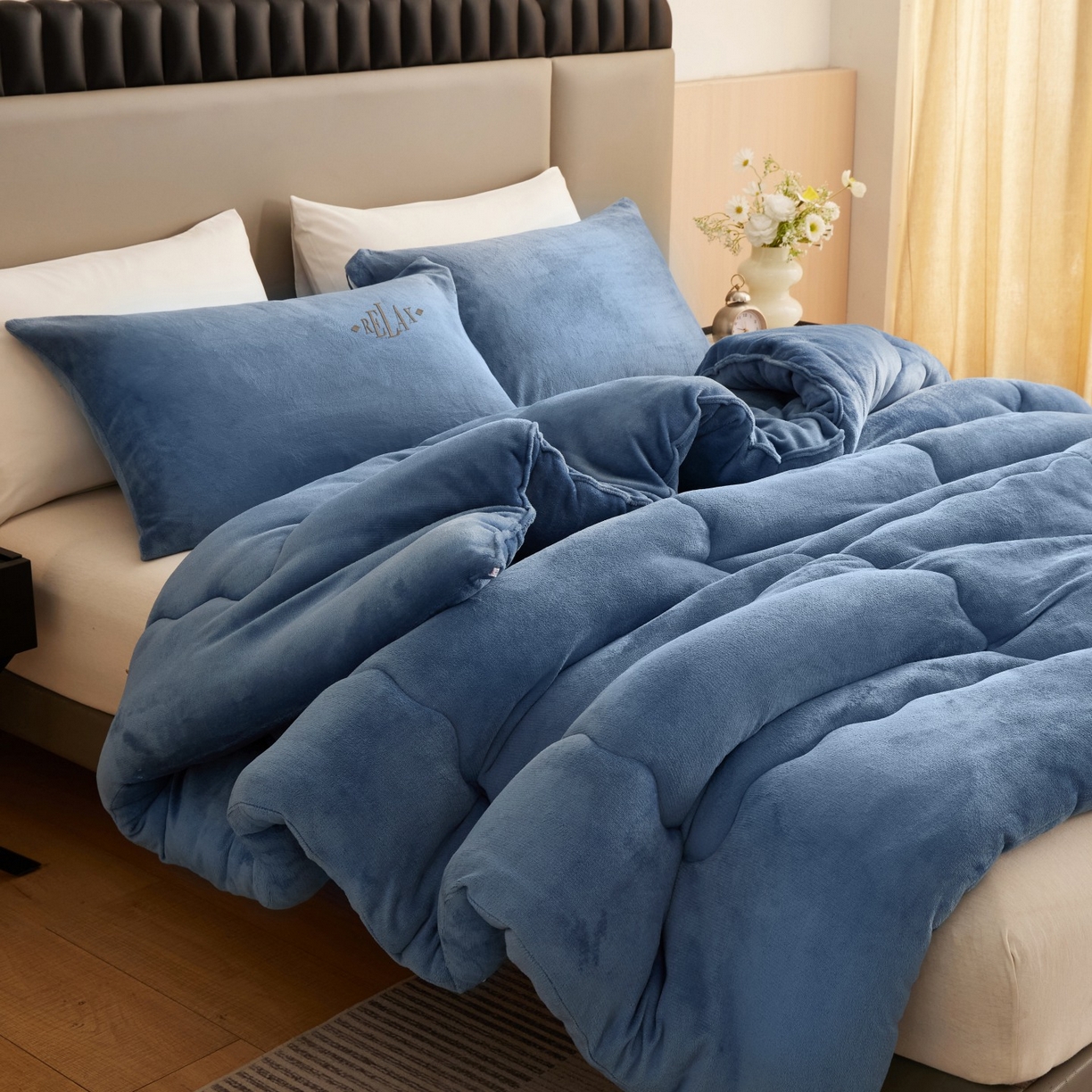91家纺网 家纺一手货源 找家纺 百花王 2025新款牛奶绒刺绣款冬被被子被芯 蓝色