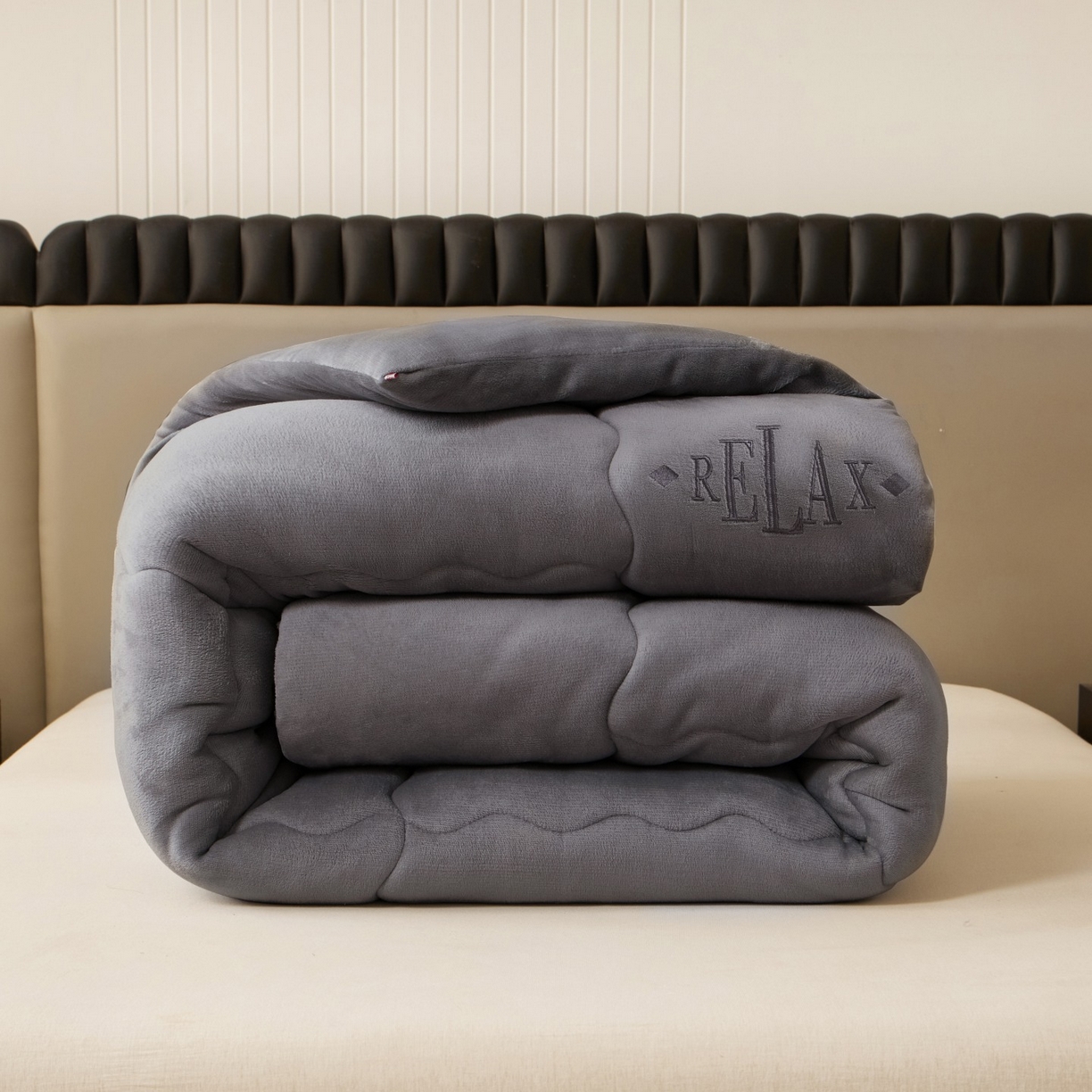 91家纺网 家纺一手货源 找家纺 百花王 2025新款牛奶绒刺绣款冬被被子被芯 灰色