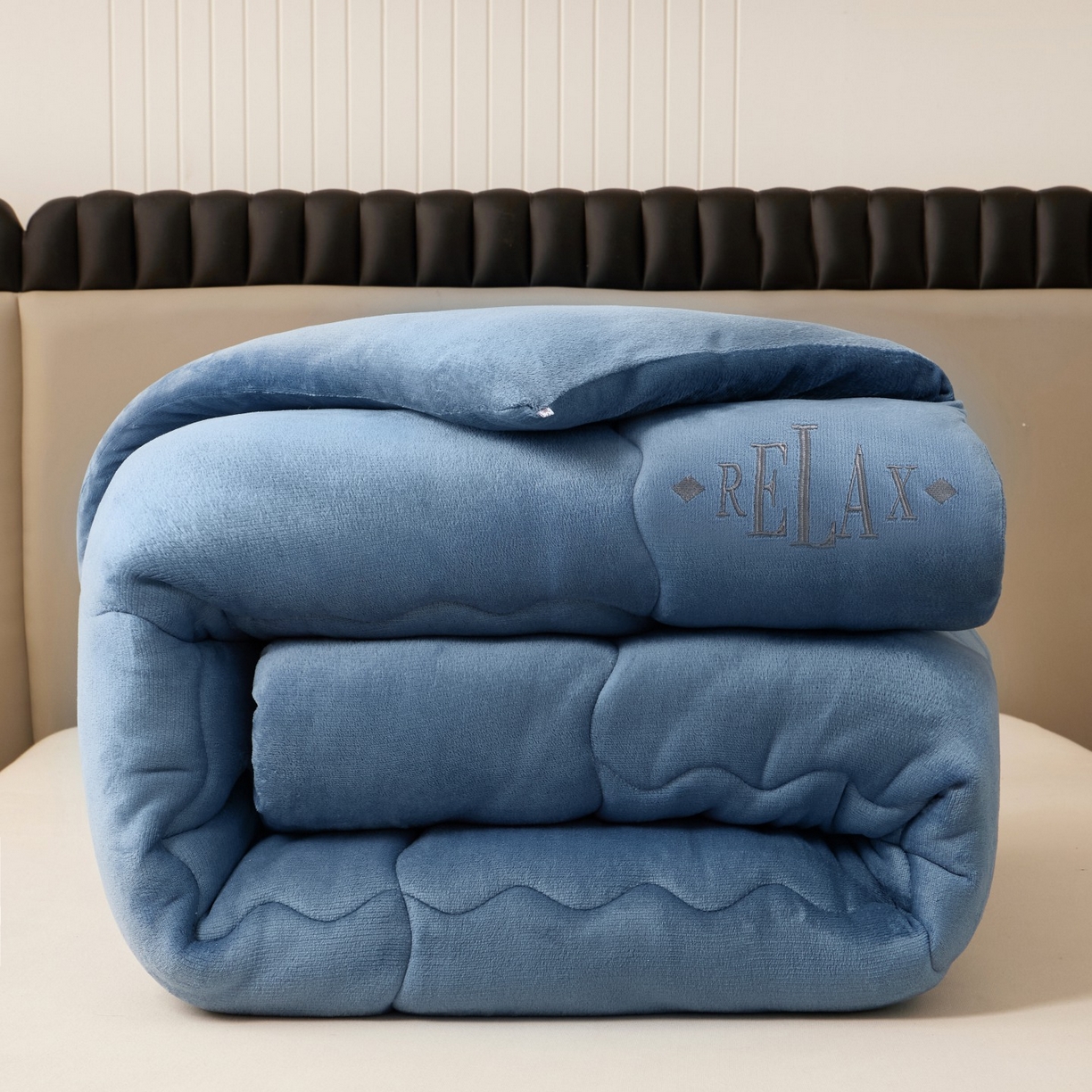 91家纺网 家纺一手货源 找家纺 百花王 2025新款牛奶绒刺绣款冬被被子被芯 蓝色