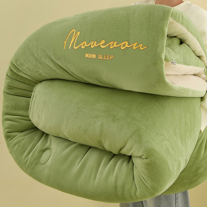 91家纺网 家纺一手货源 找家纺 金柚子家纺 2025新款牛奶绒刺绣冬被 抹茶绿