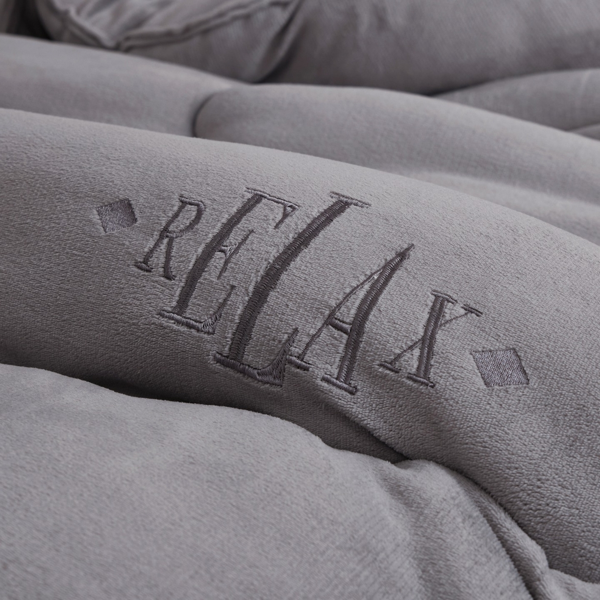 91家纺网 家纺一手货源 找家纺 百花王 2025新款牛奶绒刺绣款冬被被子被芯 灰色