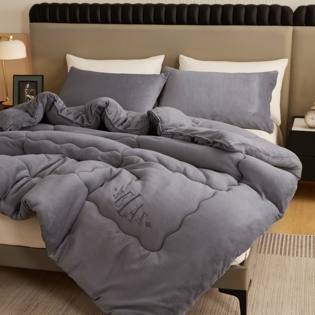 91家纺网 家纺一手货源 找家纺 百花王 2025新款牛奶绒刺绣款冬被被子被芯 灰色