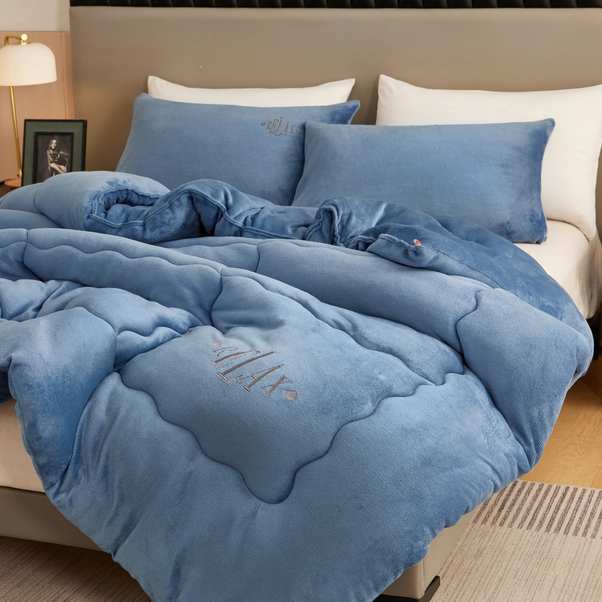 91家纺网 家纺一手货源 找家纺 百花王 2025新款牛奶绒刺绣款冬被被子被芯 蓝色