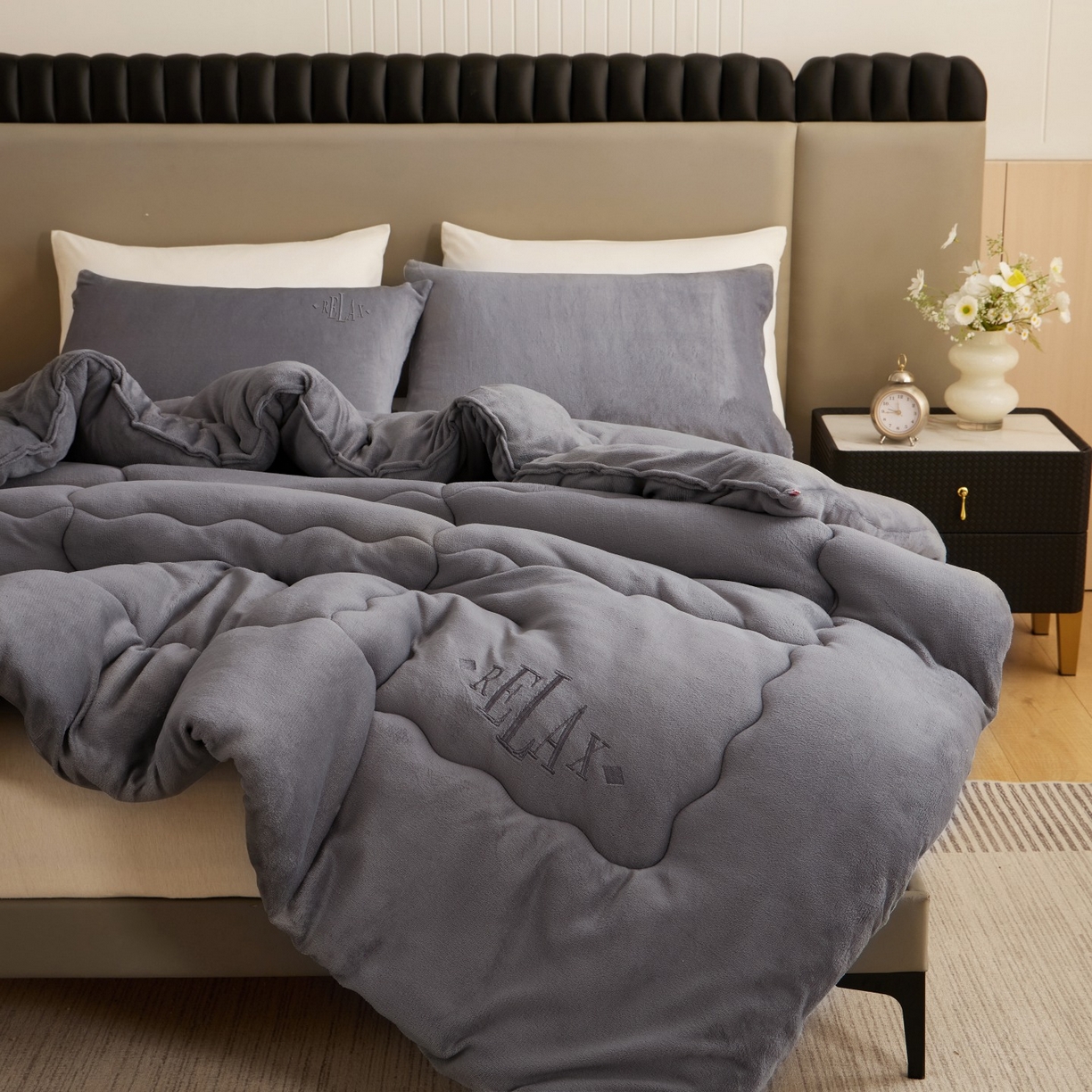 91家纺网 家纺一手货源 找家纺 百花王 2025新款牛奶绒刺绣款冬被被子被芯 灰色