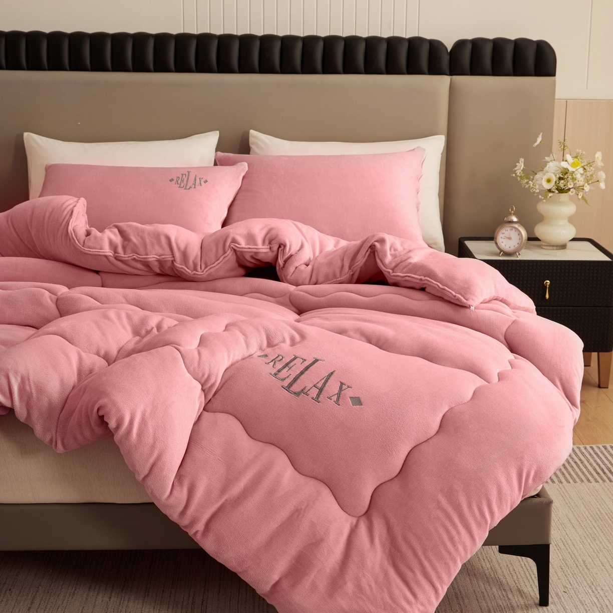 91家纺网 家纺一手货源 找家纺 百花王 2025新款牛奶绒刺绣款冬被被子被芯 粉色