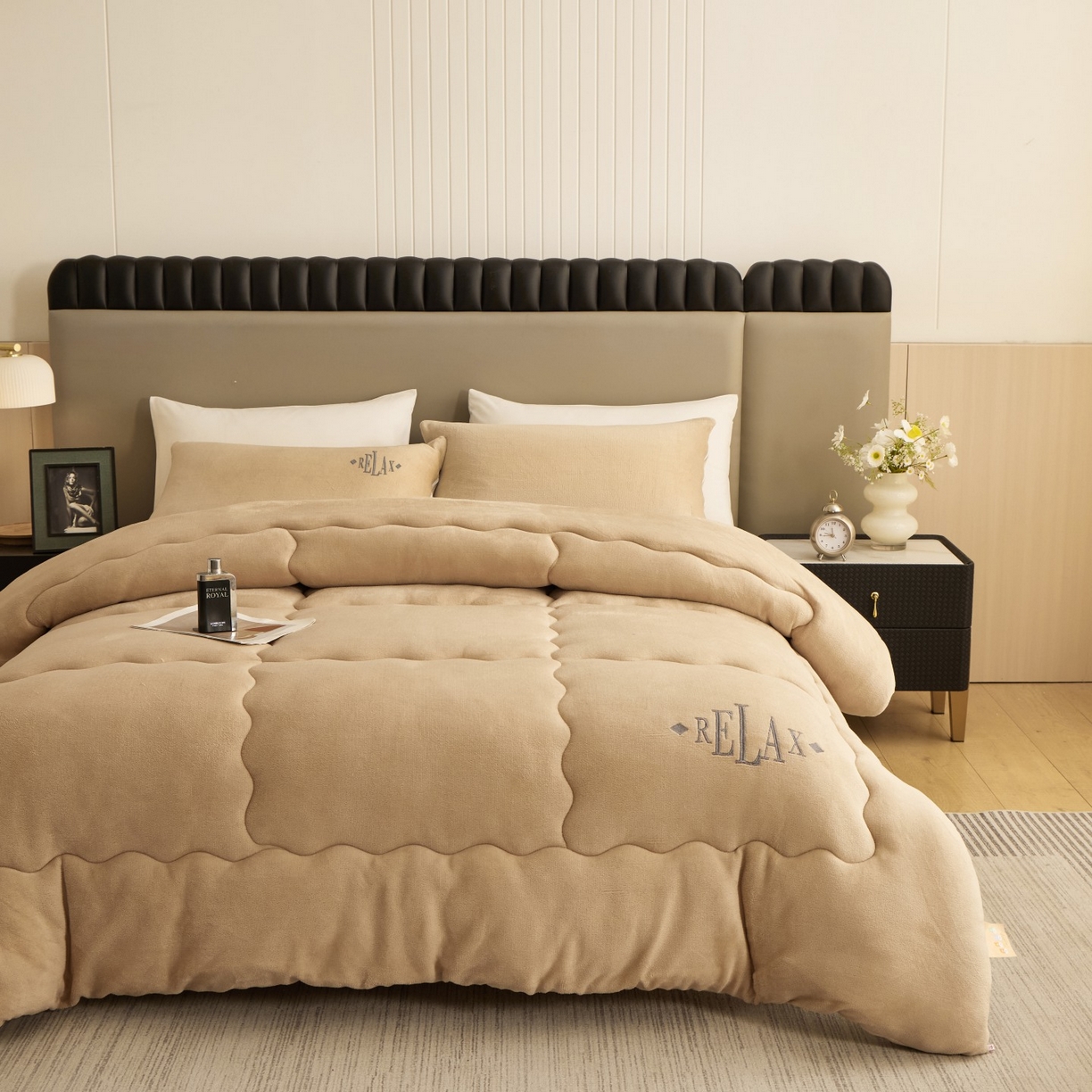 91家纺网 家纺一手货源 找家纺 百花王 2025新款牛奶绒刺绣款冬被被子被芯 驼色