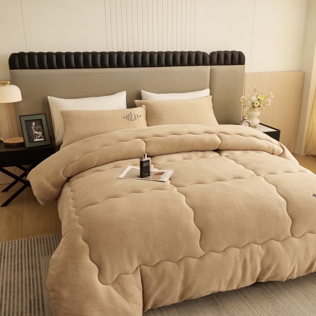 91家纺网 家纺一手货源 找家纺 百花王 2025新款牛奶绒刺绣款冬被被子被芯 驼色