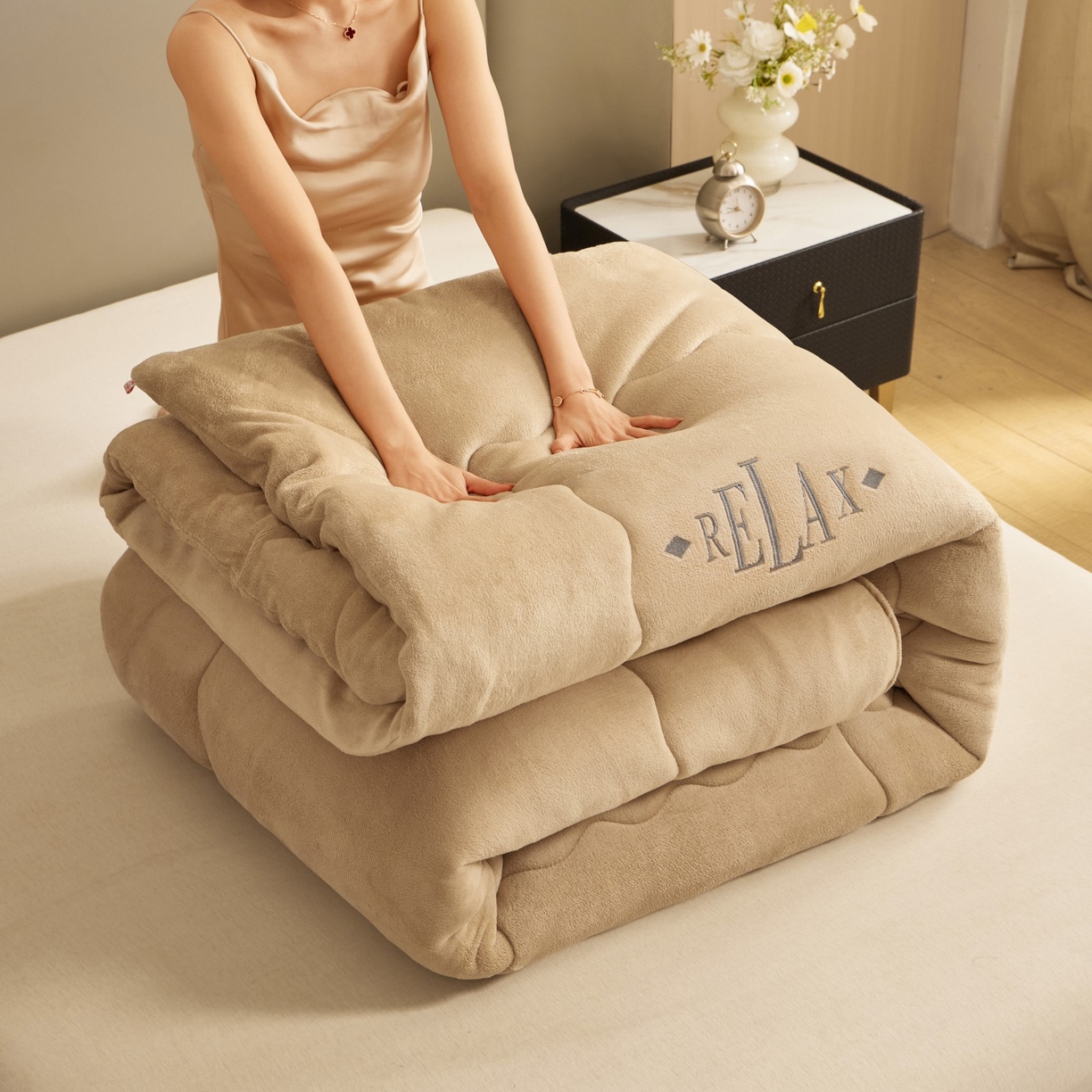 91家纺网 家纺一手货源 找家纺 百花王 2025新款牛奶绒刺绣款冬被被子被芯 驼色