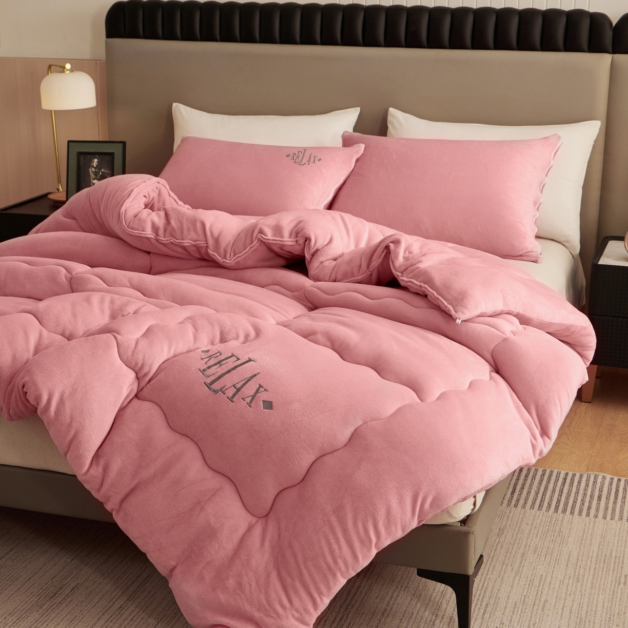 91家纺网 家纺一手货源 找家纺 百花王 2025新款牛奶绒刺绣款冬被被子被芯 粉色