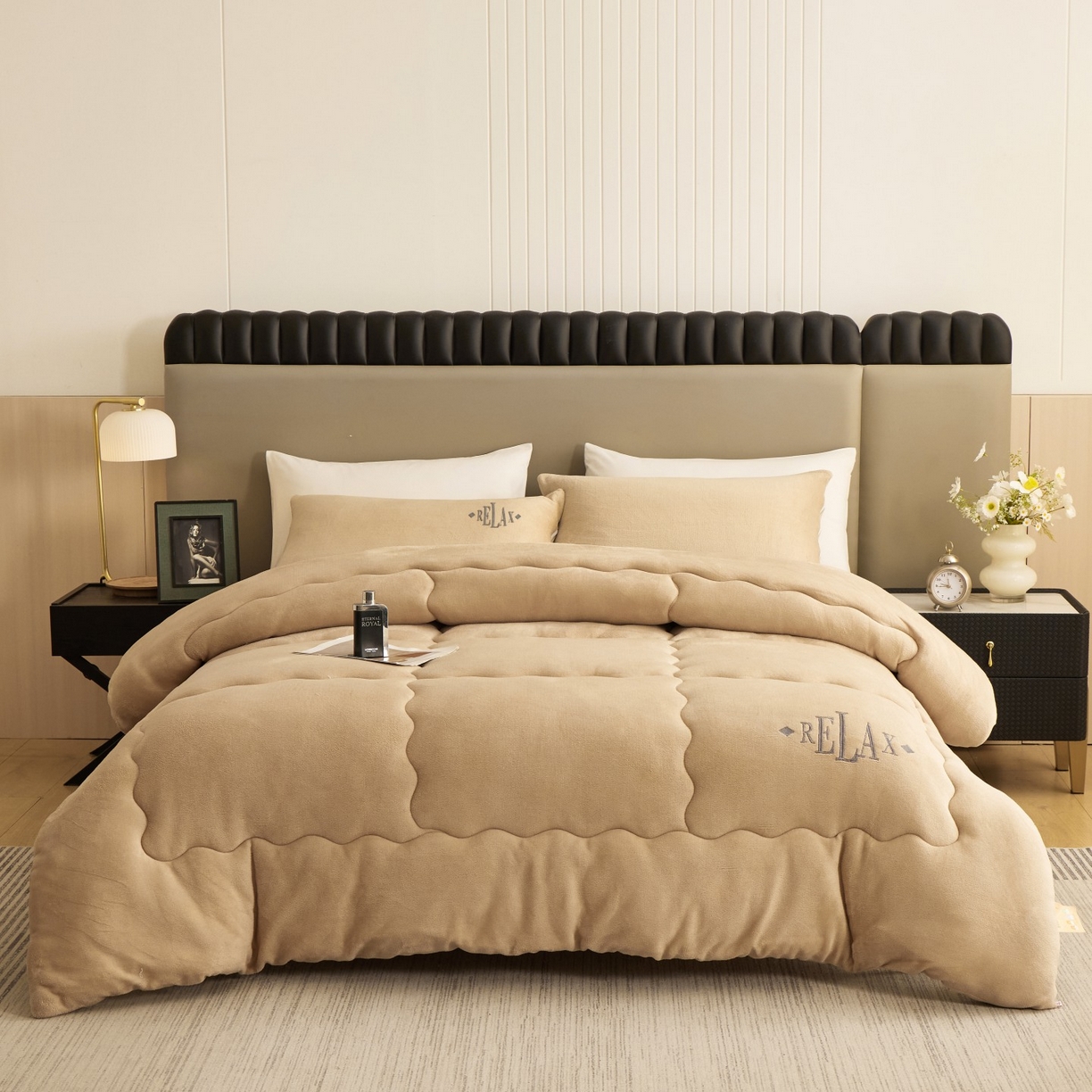 91家纺网 家纺一手货源 找家纺 百花王 2025新款牛奶绒刺绣款冬被被子被芯 驼色