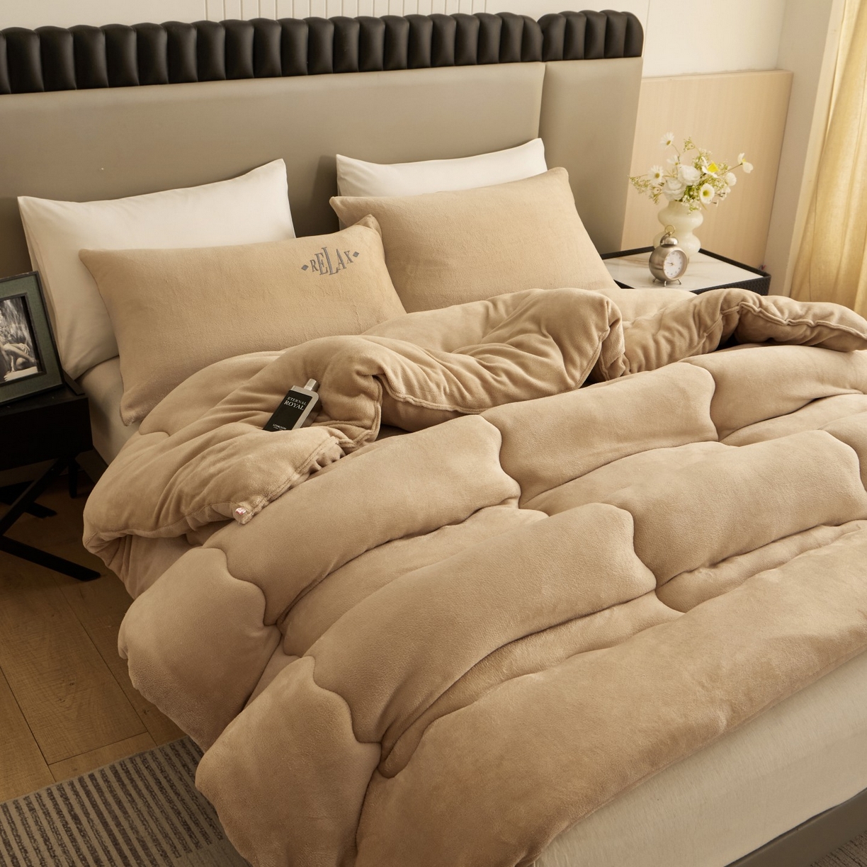 91家纺网 家纺一手货源 找家纺 百花王 2025新款牛奶绒刺绣款冬被被子被芯 驼色