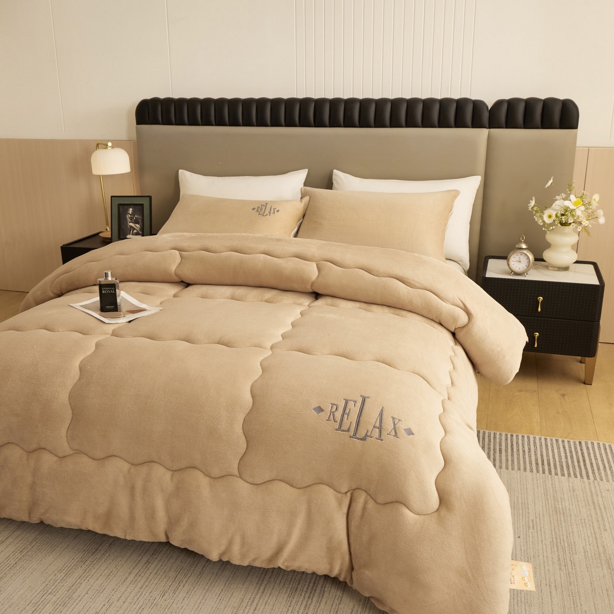 91家纺网 家纺一手货源 找家纺 百花王 2025新款牛奶绒刺绣款冬被被子被芯 驼色