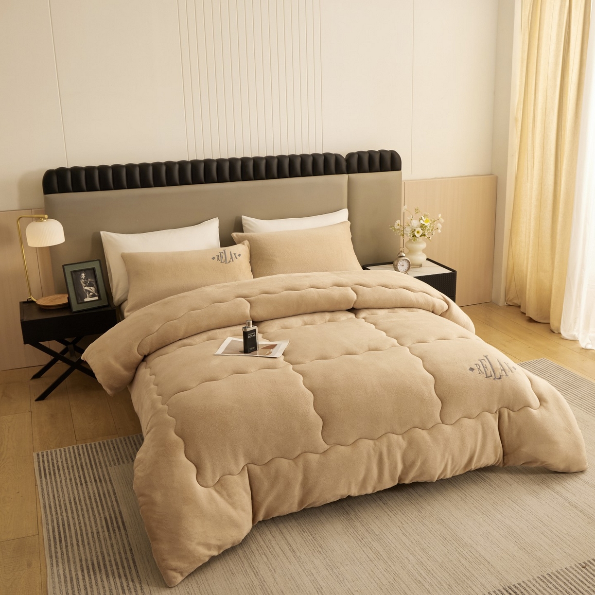 91家纺网 家纺一手货源 找家纺 百花王 2025新款牛奶绒刺绣款冬被被子被芯 驼色