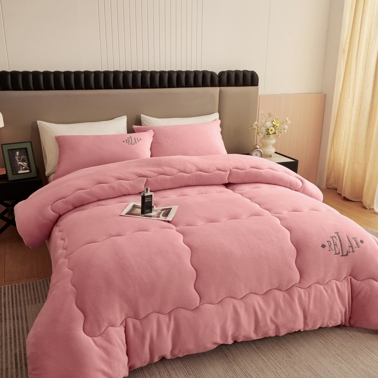 91家纺网 家纺一手货源 找家纺 百花王 2025新款牛奶绒刺绣款冬被被子被芯 粉色