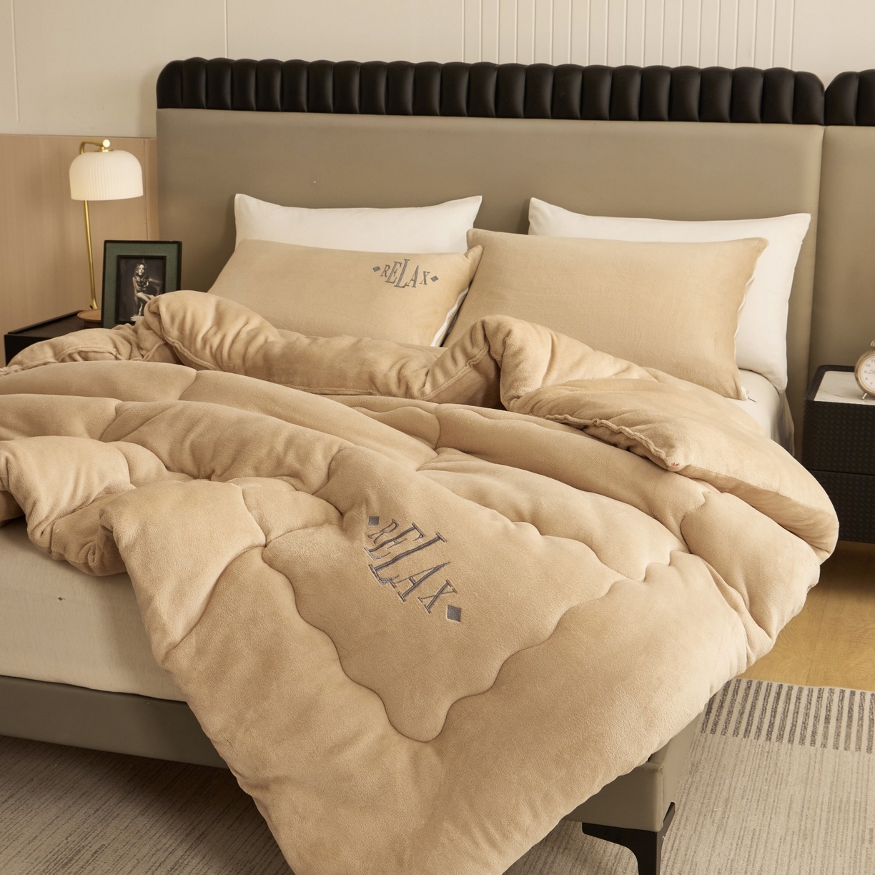 91家纺网 家纺一手货源 找家纺 百花王 2025新款牛奶绒刺绣款冬被被子被芯 驼色