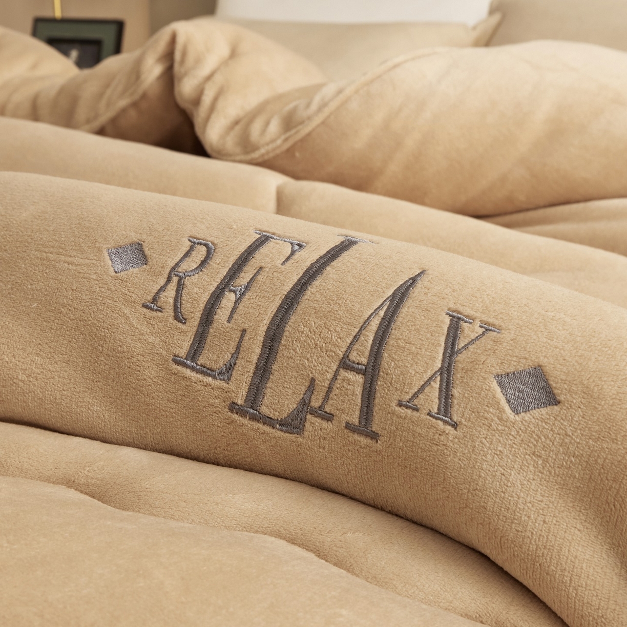 91家纺网 家纺一手货源 找家纺 百花王 2025新款牛奶绒刺绣款冬被被子被芯 驼色