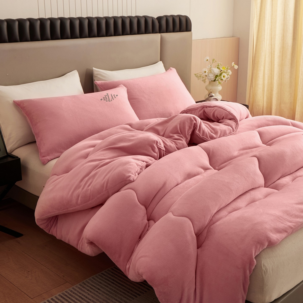 91家纺网 家纺一手货源 找家纺 百花王 2025新款牛奶绒刺绣款冬被被子被芯 粉色