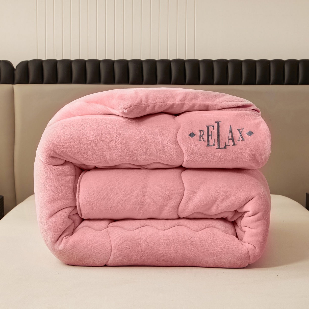 91家纺网 家纺一手货源 找家纺 百花王 2025新款牛奶绒刺绣款冬被被子被芯 粉色