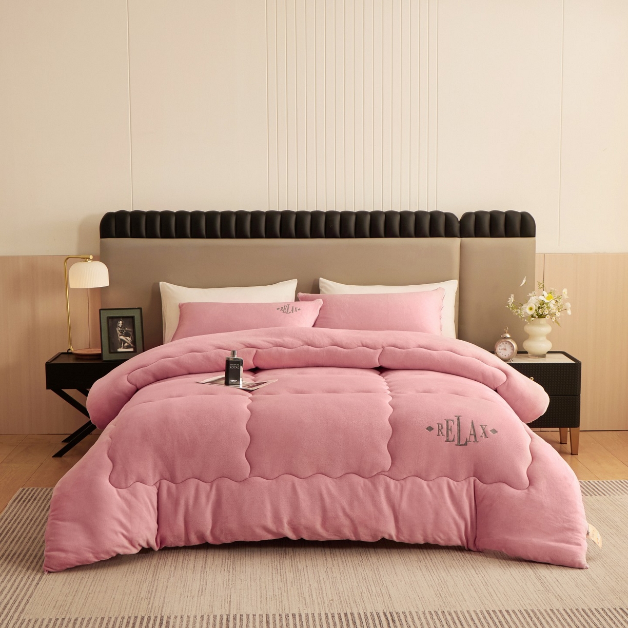 91家纺网 家纺一手货源 找家纺 百花王 2025新款牛奶绒刺绣款冬被被子被芯 粉色