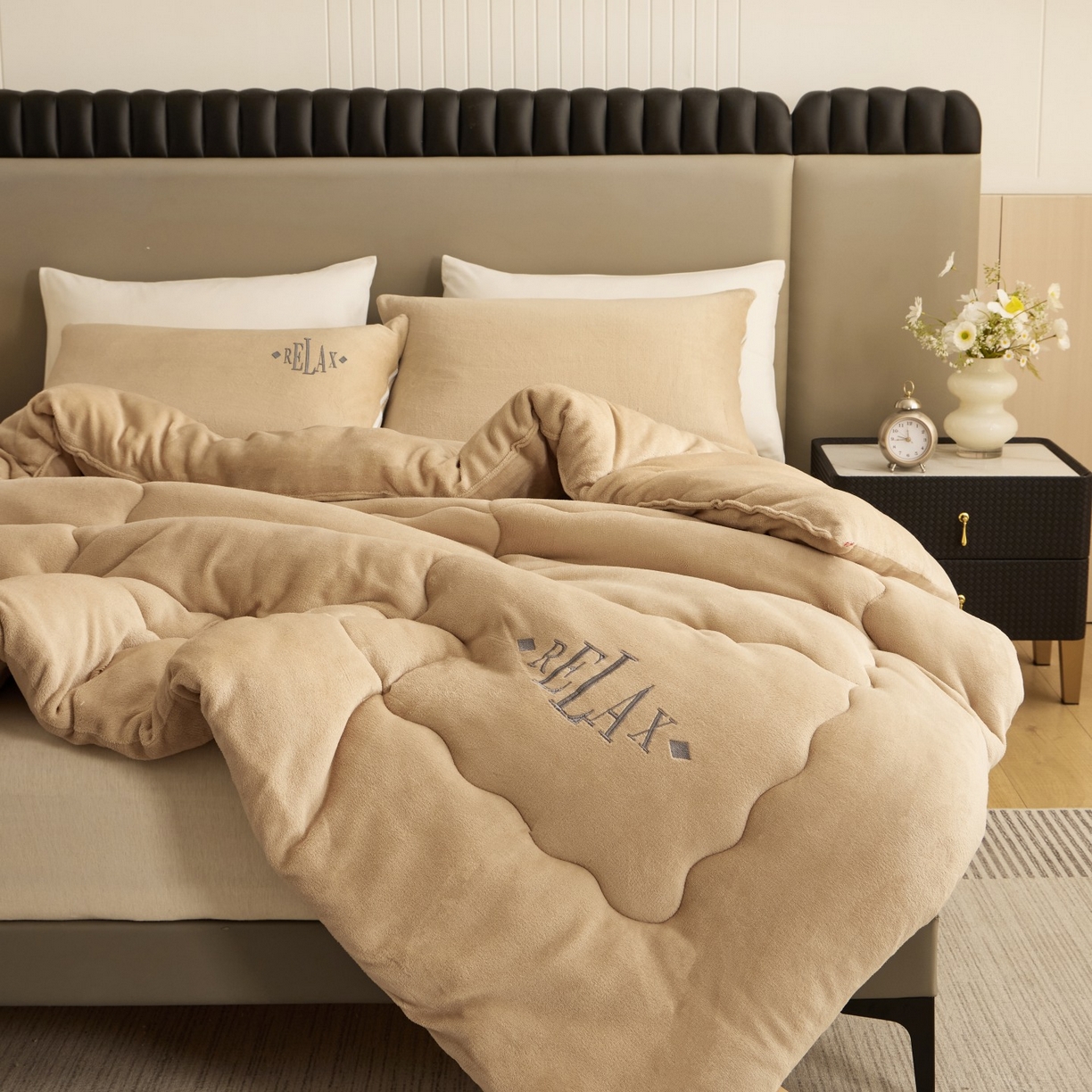 91家纺网 家纺一手货源 找家纺 百花王 2025新款牛奶绒刺绣款冬被被子被芯 驼色