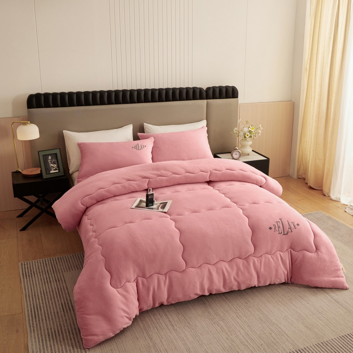 91家纺网 家纺一手货源 找家纺 百花王 2025新款牛奶绒刺绣款冬被被子被芯 粉色