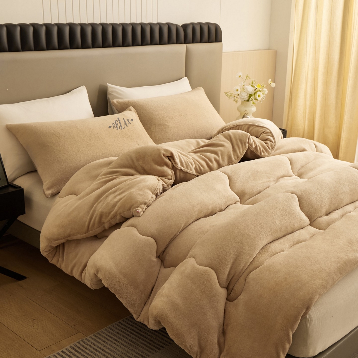 91家纺网 家纺一手货源 找家纺 百花王 2025新款牛奶绒刺绣款冬被被子被芯 驼色