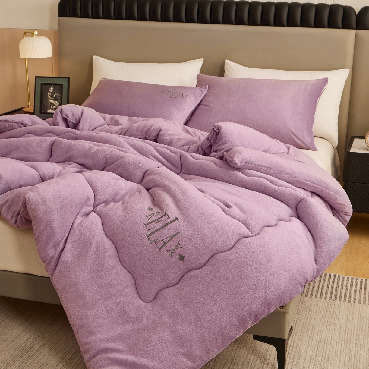 91家纺网 家纺一手货源 找家纺 百花王 2025新款牛奶绒刺绣款冬被被子被芯 紫色