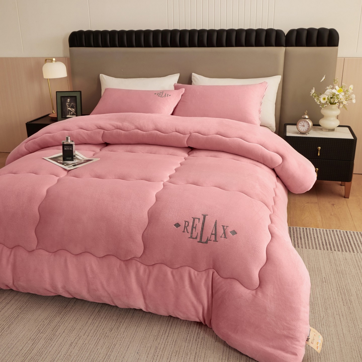 91家纺网 家纺一手货源 找家纺 百花王 2025新款牛奶绒刺绣款冬被被子被芯 粉色