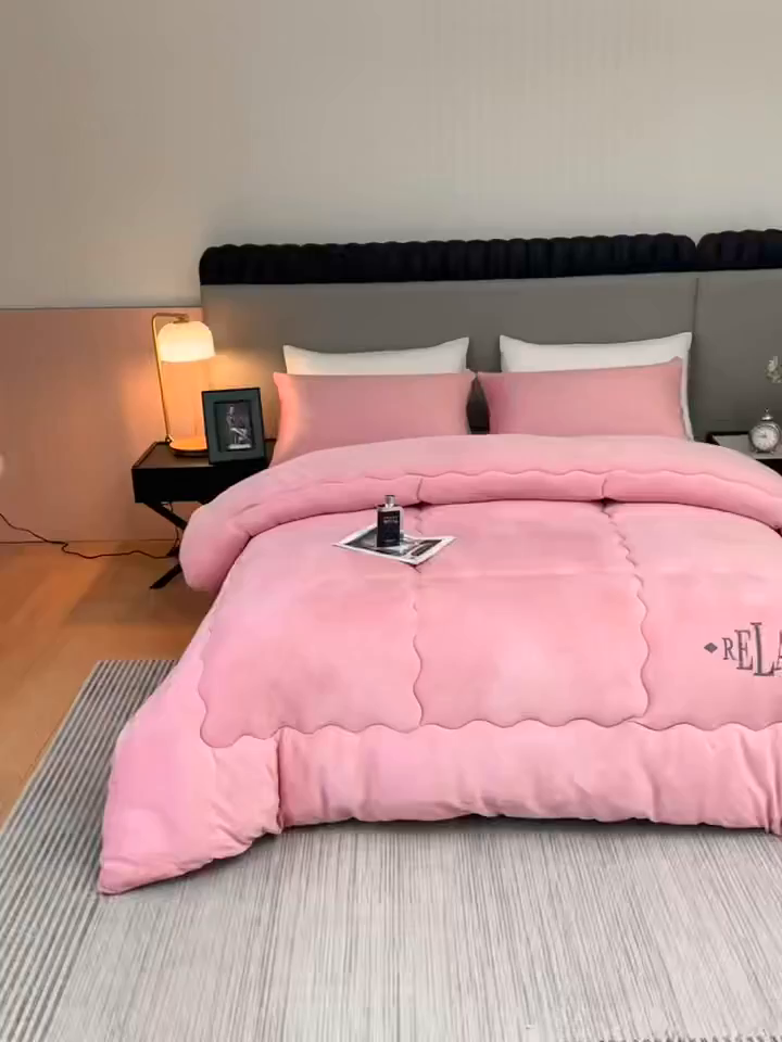 91家纺网 家纺一手货源 找家纺 百花王 2025新款牛奶绒刺绣款冬被被子被芯 粉色