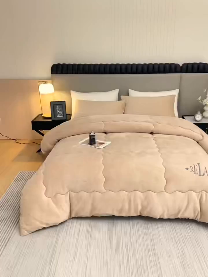 91家纺网 家纺一手货源 找家纺 百花王 2025新款牛奶绒刺绣款冬被被子被芯 驼色