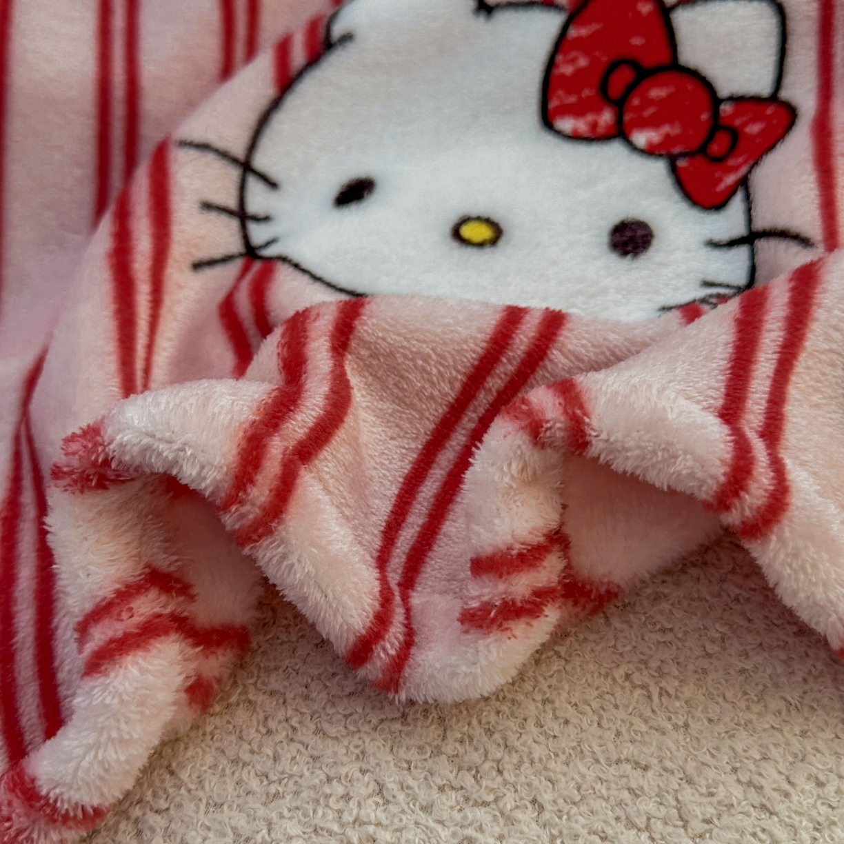 91家纺网 家纺一手货源 找家纺 花满路 2025新款亲肤舒适卡通系列毛毯 线条kitty