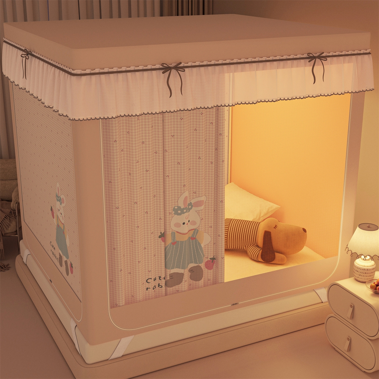 91家纺网 家纺一手货源 找家纺 艾晶美家纺有限公司 2025新款大版花卡通家用坐式遮光床帘蚊帐 萌萌兔