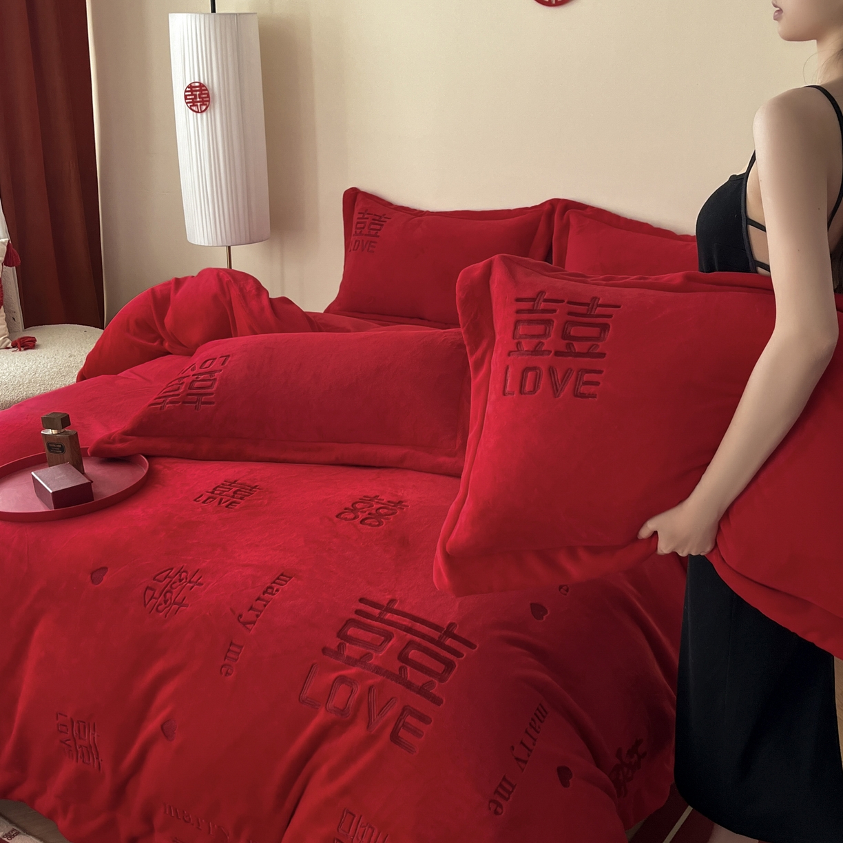 91家纺网 家纺一手货源 找家纺 欧乐蒂 2025新款高克重牛奶绒刺绣四件套-家家有喜 家家有喜-红