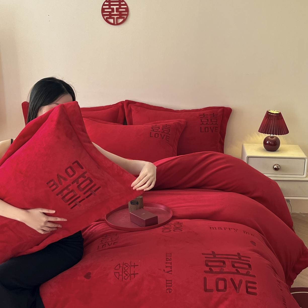 91家纺网 家纺一手货源 找家纺 欧乐蒂 2025新款高克重牛奶绒刺绣四件套-家家有喜 家家有喜-红