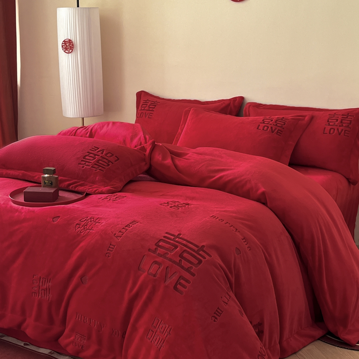 91家纺网 家纺一手货源 找家纺 欧乐蒂 2025新款高克重牛奶绒刺绣四件套-家家有喜 家家有喜-红