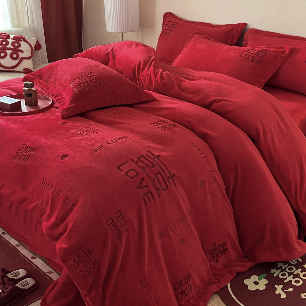 91家纺网 家纺一手货源 找家纺 欧乐蒂 2025新款高克重牛奶绒刺绣四件套-家家有喜 家家有喜-红