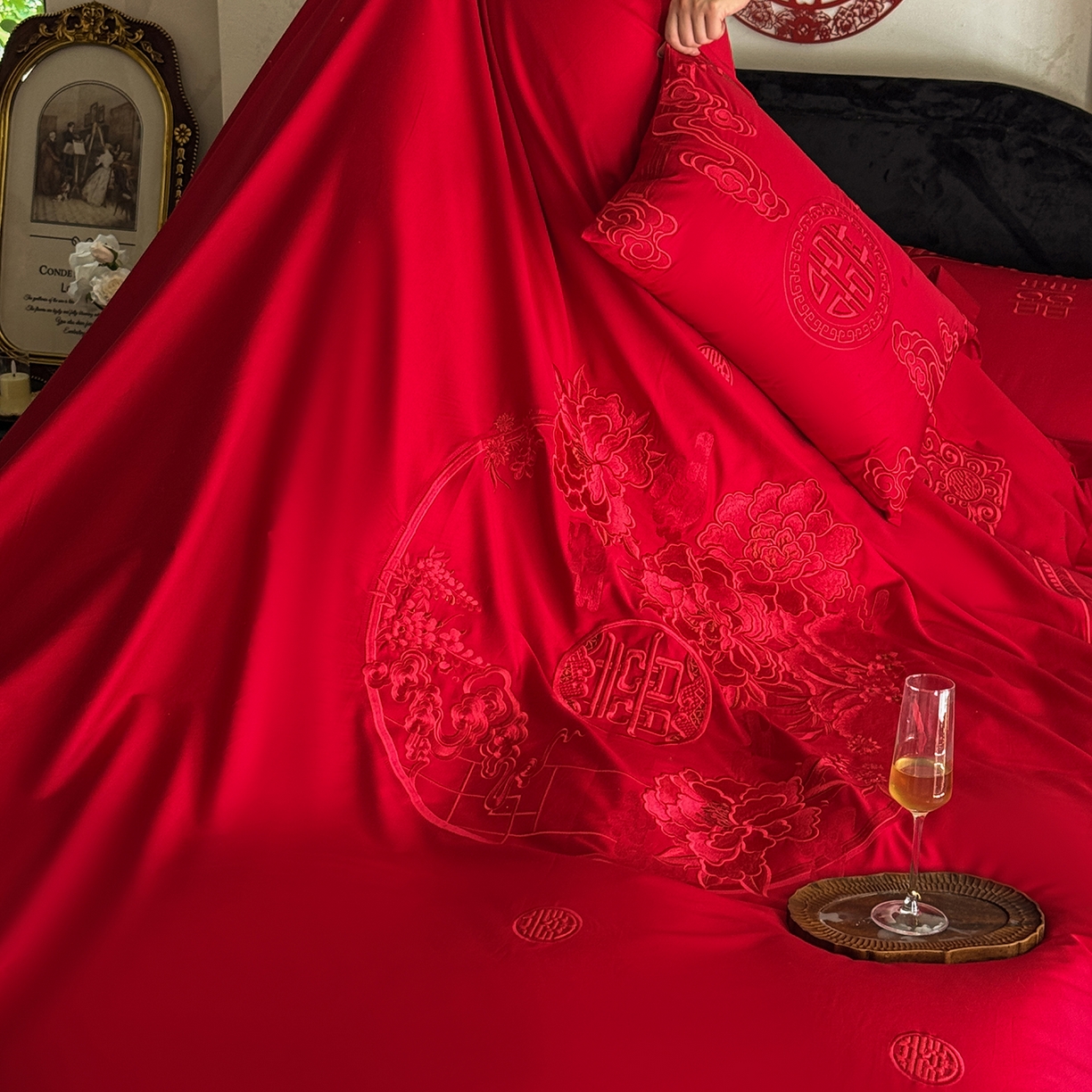 91家纺网 家纺一手货源 找家纺 佳汐蓝家纺 2025新款100支全棉刺绣婚庆四件套-喜满华堂 喜满华堂-红