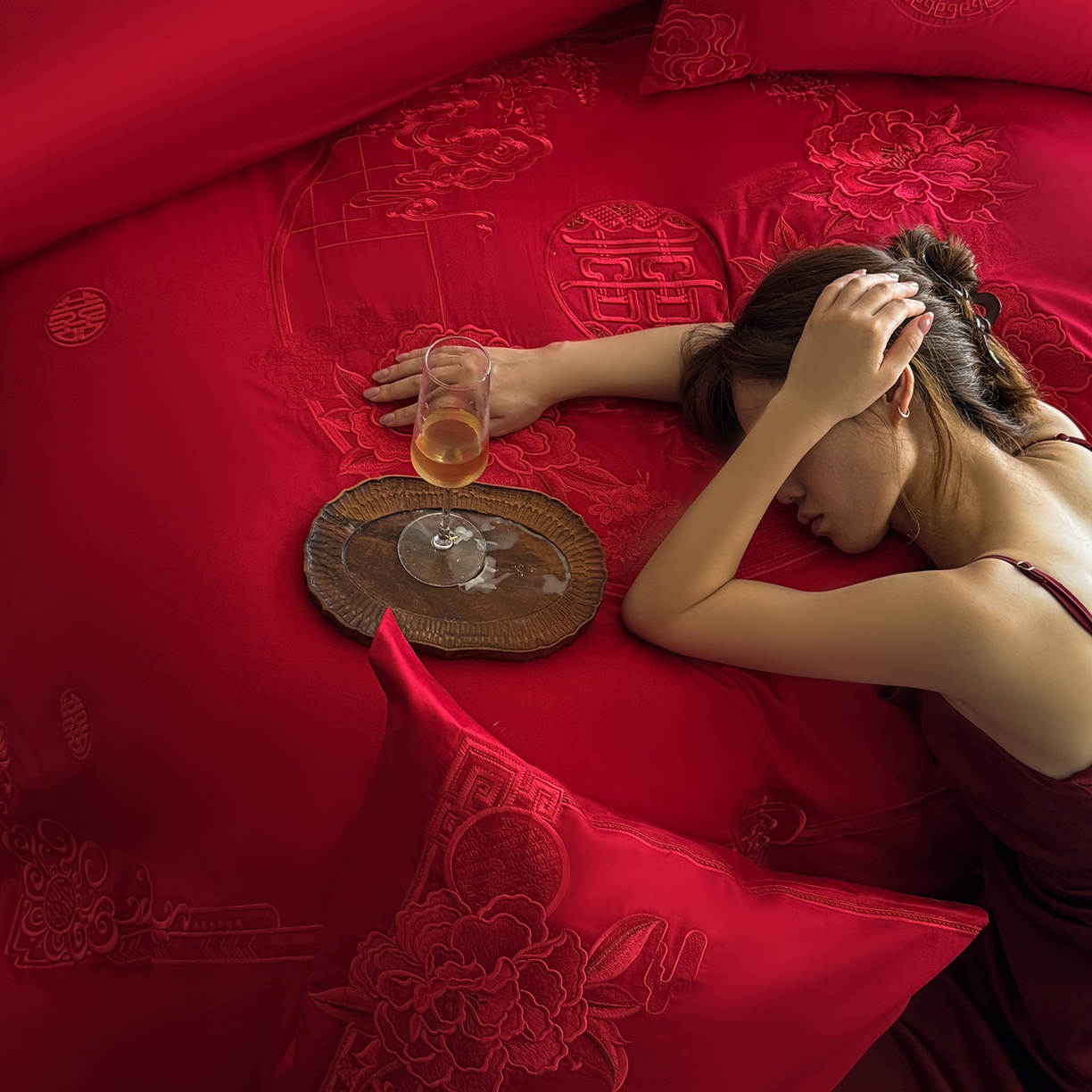 91家纺网 家纺一手货源 找家纺 佳汐蓝家纺 2025新款100支全棉刺绣婚庆四件套-喜满华堂 喜满华堂-红