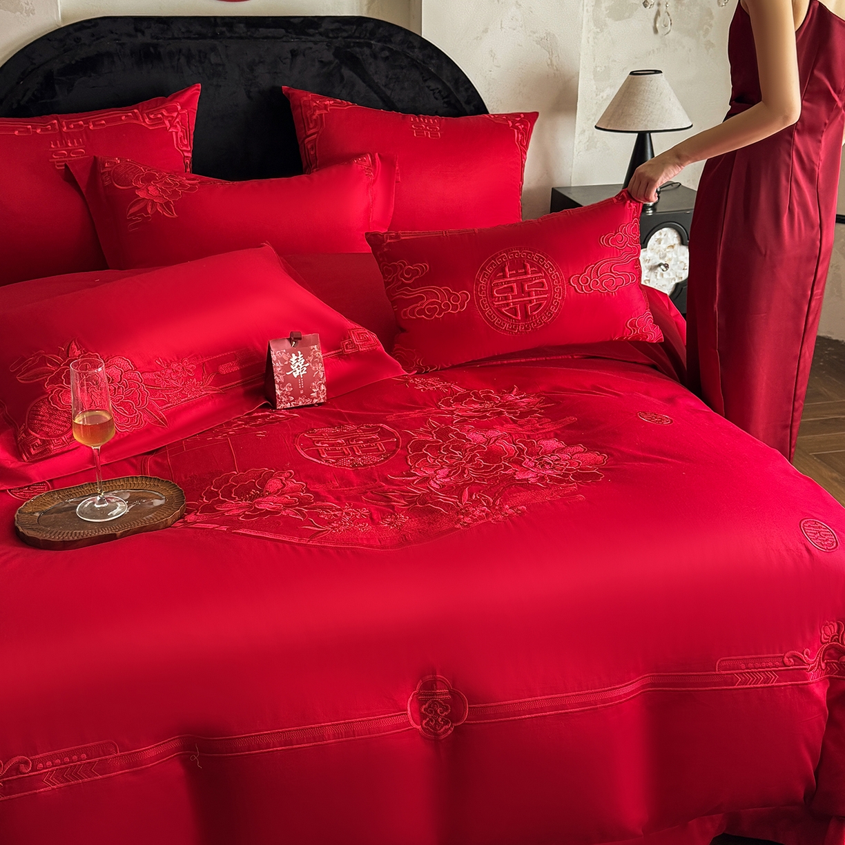 91家纺网 家纺一手货源 找家纺 佳汐蓝家纺 2025新款100支全棉刺绣婚庆四件套-喜满华堂 喜满华堂-红