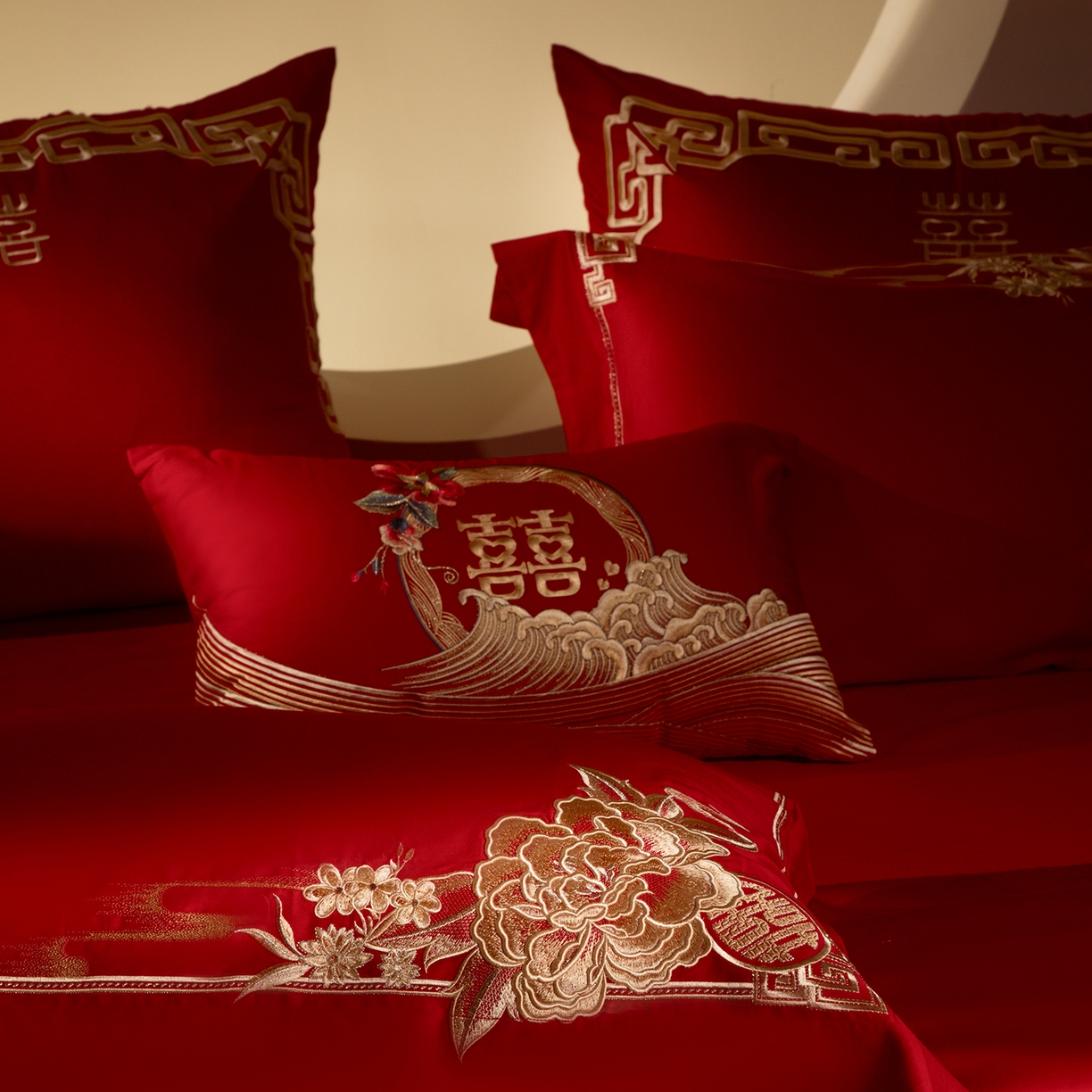 91家纺网 家纺一手货源 找家纺 佳汐蓝家纺 2025新款100支全棉刺绣婚庆四件套-喜满华堂 喜满华堂-金