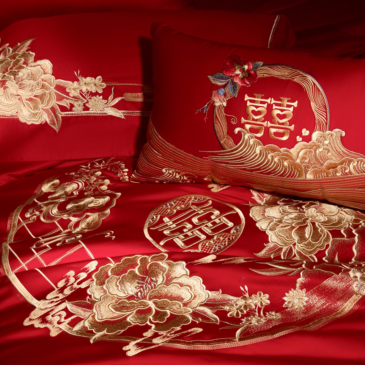 91家纺网 家纺一手货源 找家纺 佳汐蓝家纺 2025新款100支全棉刺绣婚庆四件套-喜满华堂 喜满华堂-金