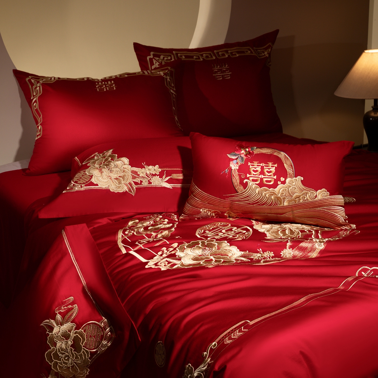 91家纺网 家纺一手货源 找家纺 佳汐蓝家纺 2025新款100支全棉刺绣婚庆四件套-喜满华堂 喜满华堂-金