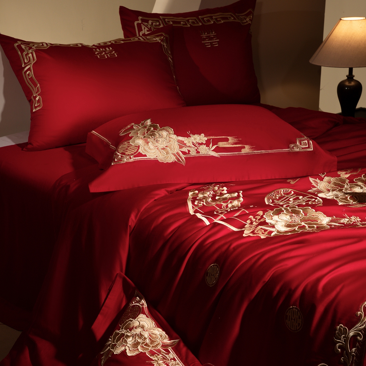 91家纺网 家纺一手货源 找家纺 佳汐蓝家纺 2025新款100支全棉刺绣婚庆四件套-喜满华堂 喜满华堂-金