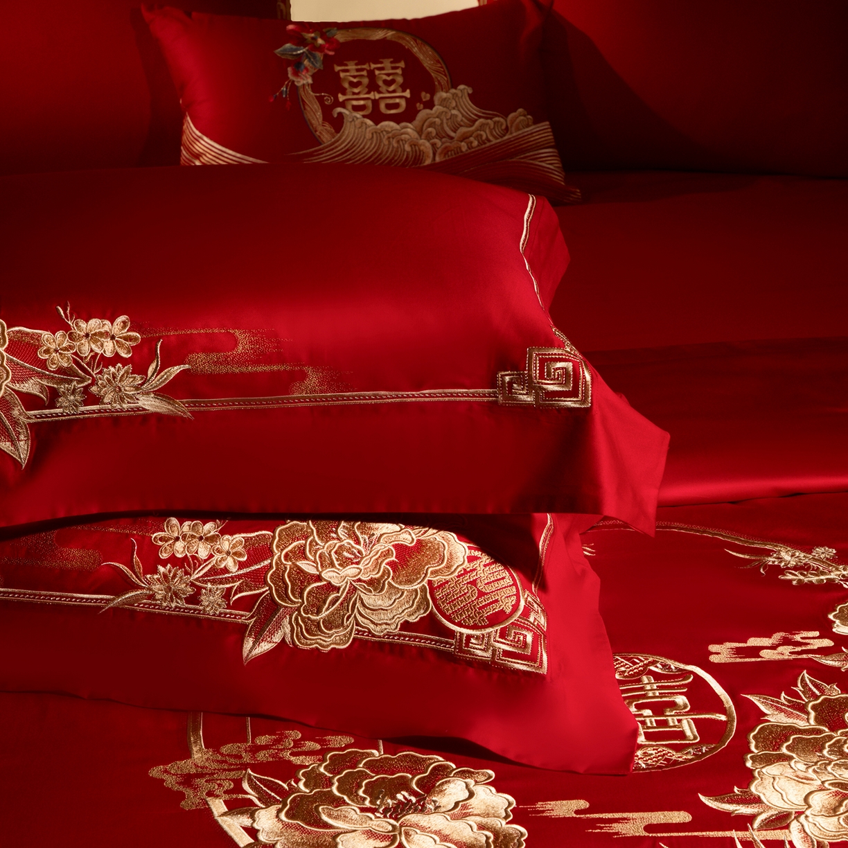 91家纺网 家纺一手货源 找家纺 佳汐蓝家纺 2025新款100支全棉刺绣婚庆四件套-喜满华堂 喜满华堂-金
