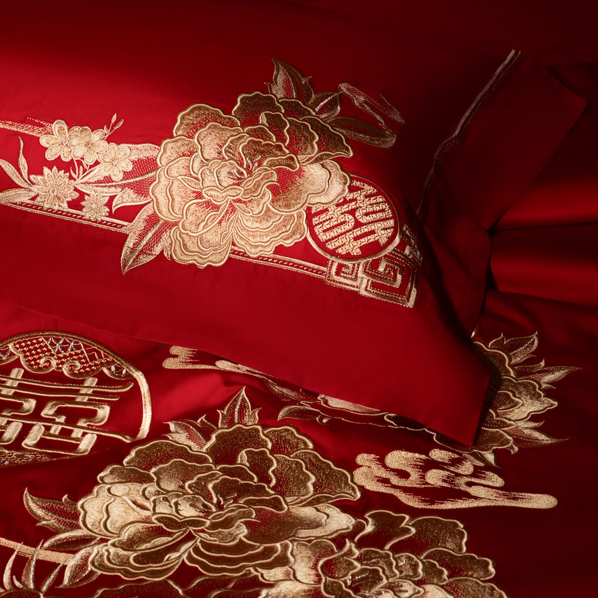 91家纺网 家纺一手货源 找家纺 佳汐蓝家纺 2025新款100支全棉刺绣婚庆四件套-喜满华堂 喜满华堂-金