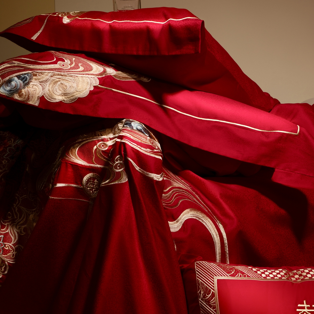 91家纺网 家纺一手货源 找家纺 （总）佳汐蓝家纺 2025新款100支贡缎提花全棉刺绣婚庆四件套-相亲相爱